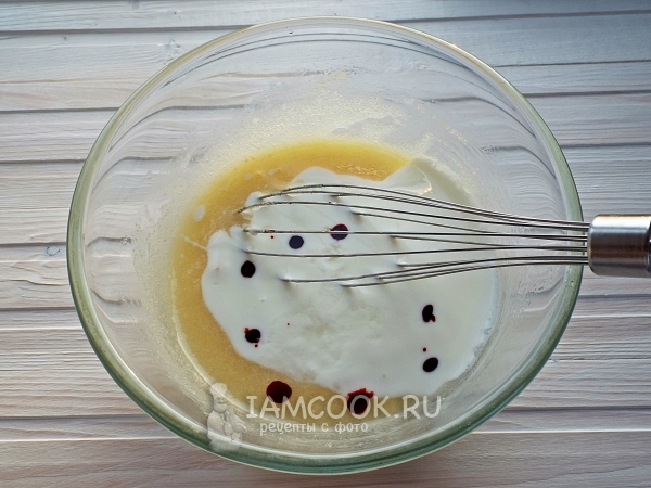 Влить уксус, кефир и краситель