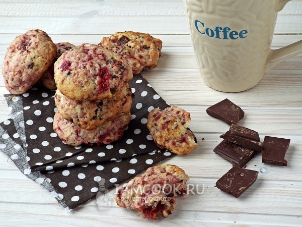 Фото малинового печенья с шоколадом (на сливочном масле)