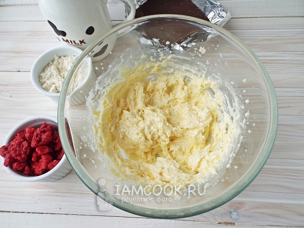 Взбить масло с сахаром и молоком