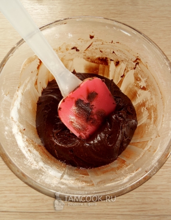 Всыпать сухие ингредиенты и размешать