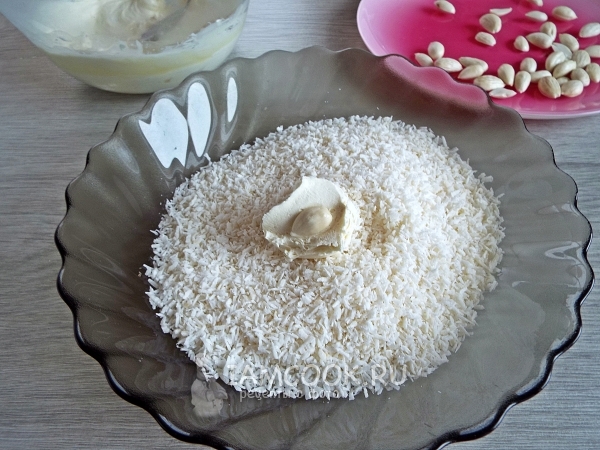 Положить в ганаш орешек