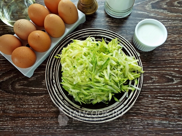 Натереть кабачок