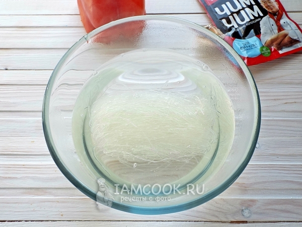 Залить фунчозу кипятком