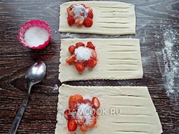 Посыпать клубнику сахаром