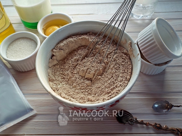 Смешать муку с какао и содой