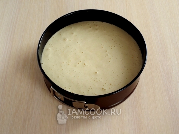 Перелить тесто в форму