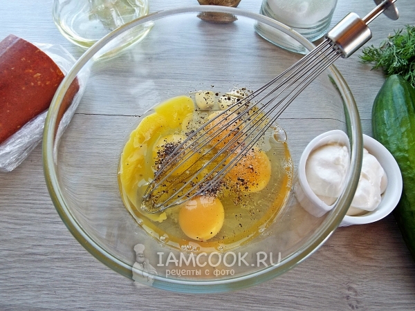 Взбить яйца с солью и перцем