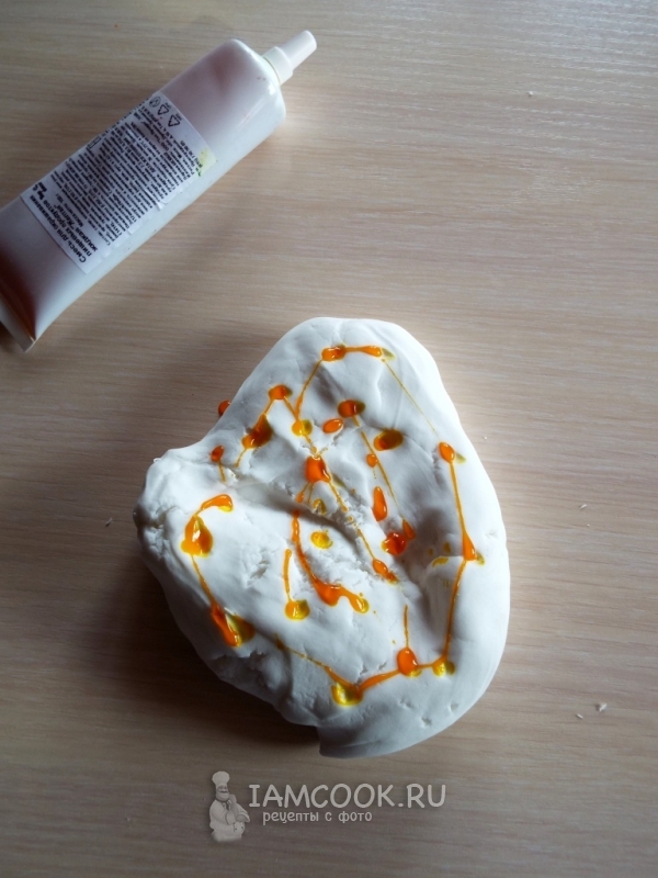 Смешать мастику с красителем