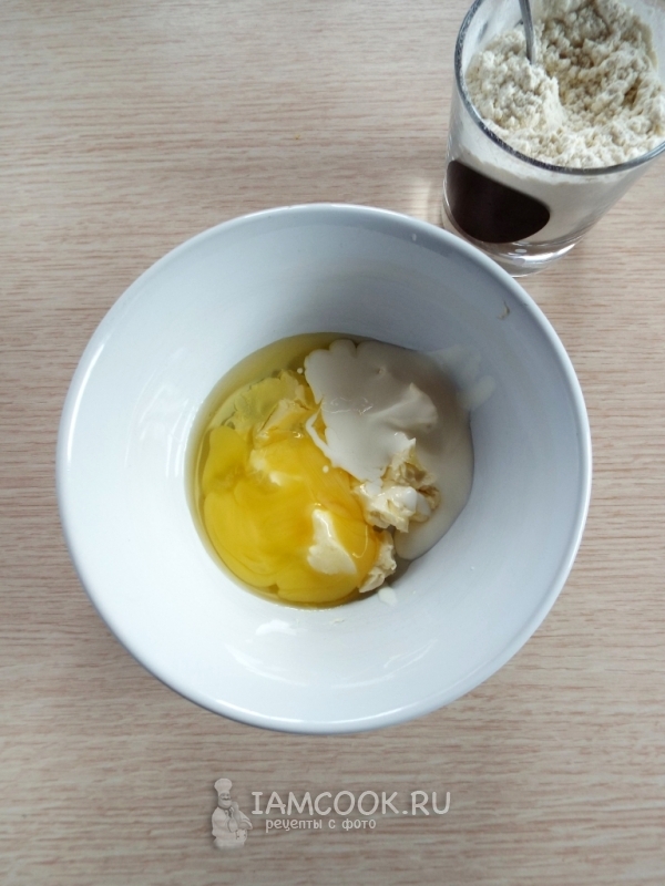 Соединить масло, яйцо и сметану