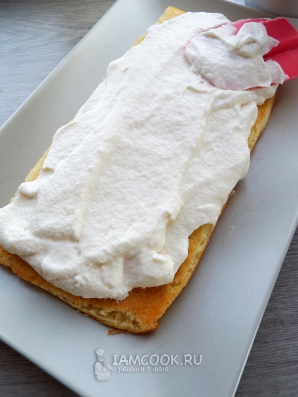 Смазать бисквит кремом