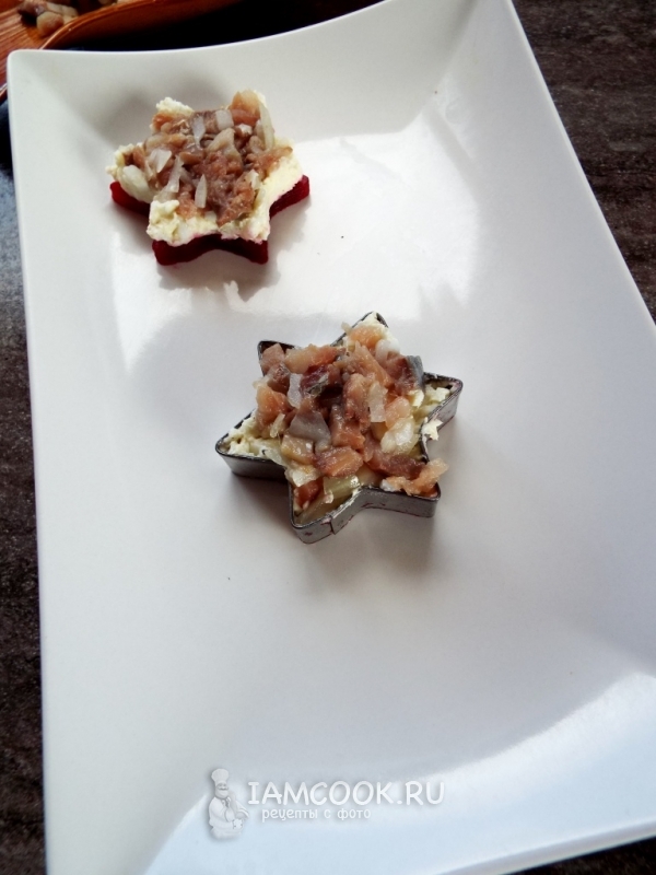 Выложить рыбу с луком