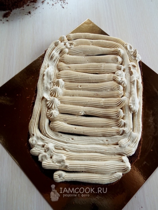 Положить на корж крем