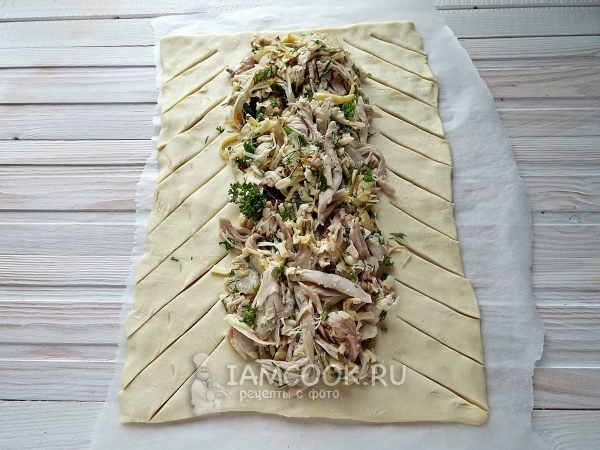 Порезать тесто полосками