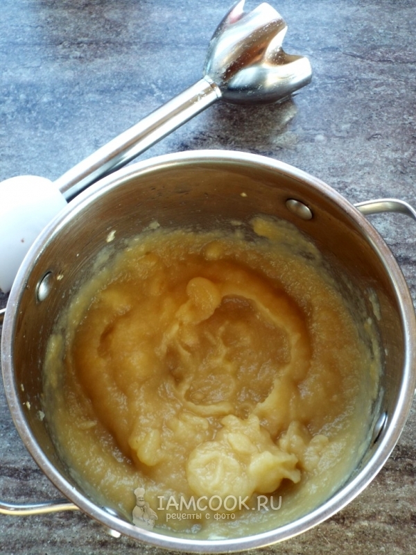 Пюрировать яблоки с сахаром