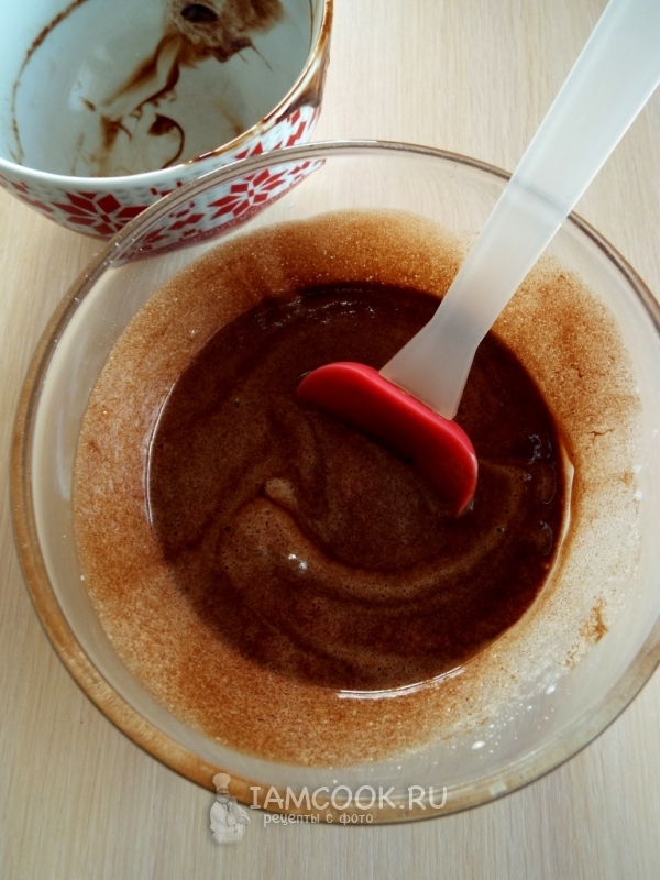 Соединяем шоколадную массу с яичной