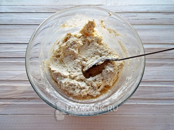 Положить банан в творожную массу