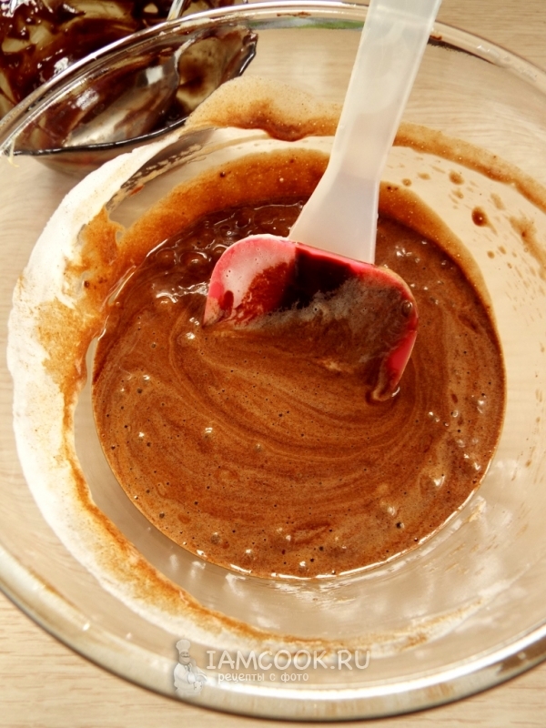 Смешать яичную смесь с шоколадом