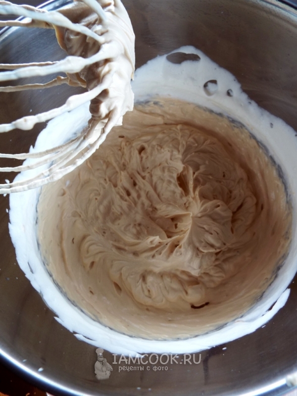 Взбить сливки со сгущенкой