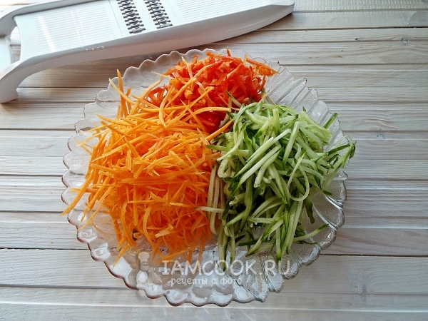 Натереть на терке овощи