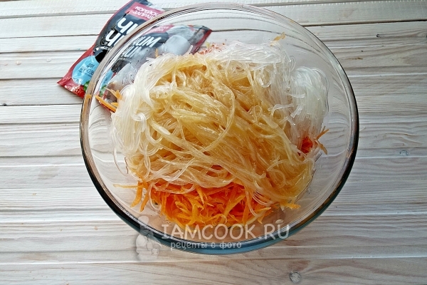 Положить лапшу к овощам