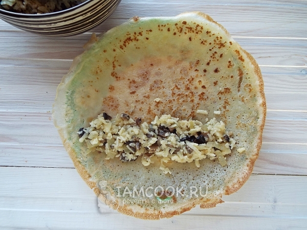 Положить на блин начинку