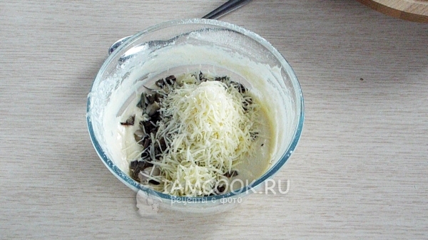 Положить тертый сыр