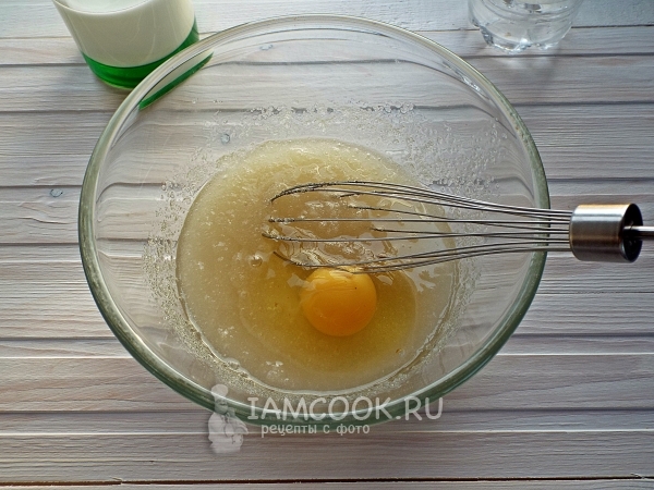 Взбить яйцо с сахаром