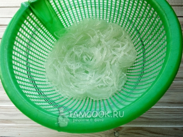 Положить фунчозу на дуршлаг