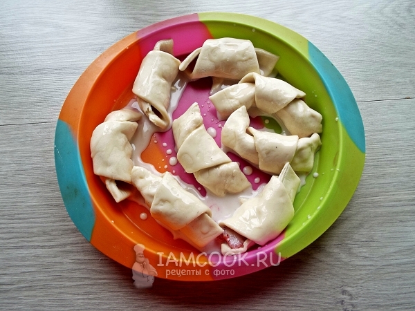 Положить на противень рогалики