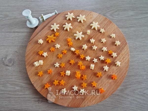 Вырезать из сыра и моркови фигурки