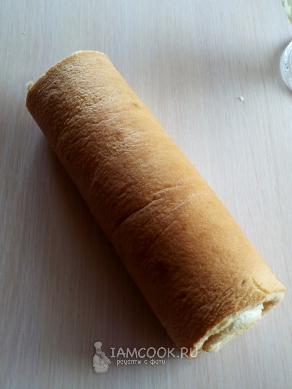 Свернуть бисквит с вареньем в рулет