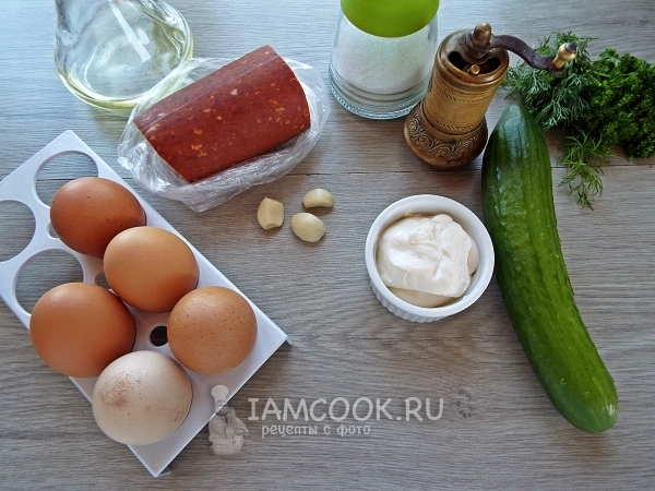 Ингредиенты для салата с яичными блинами и копченой колбасой