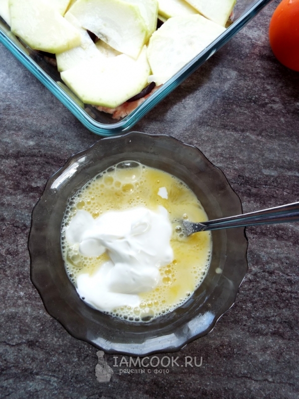 Взбить яйца со сметаной