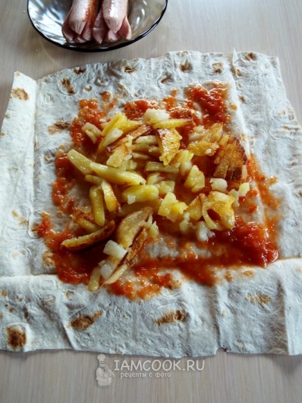 Положить на лаваш соус и картофель