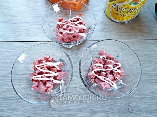 Полить колбасу майонезом