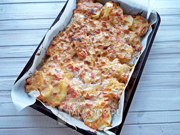 Готовая красная рыба с картошкой в духовке