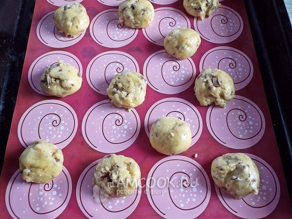 Положить шарики из теста на противень