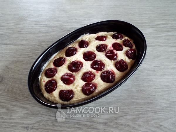 Положить на тесто вишню