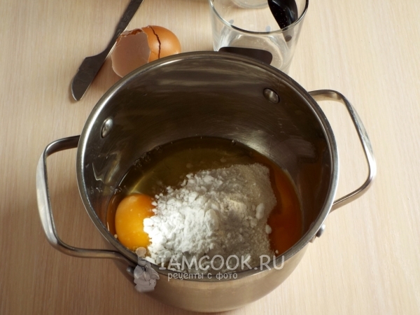 Соединить яйца, сахар и крахмал
