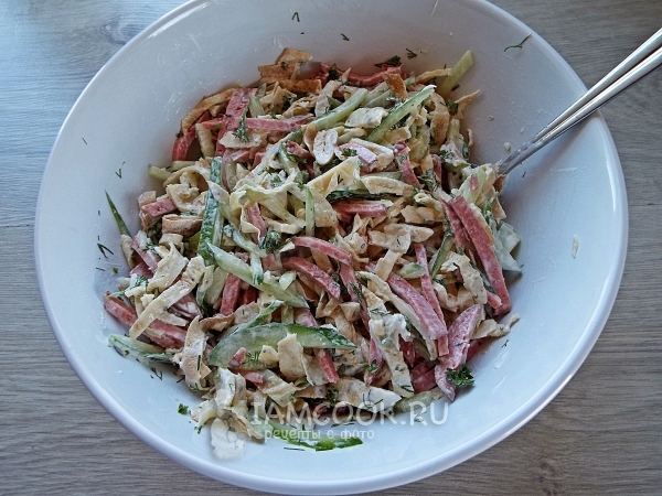 Рецепт салата с яичными блинами и копченой колбасой