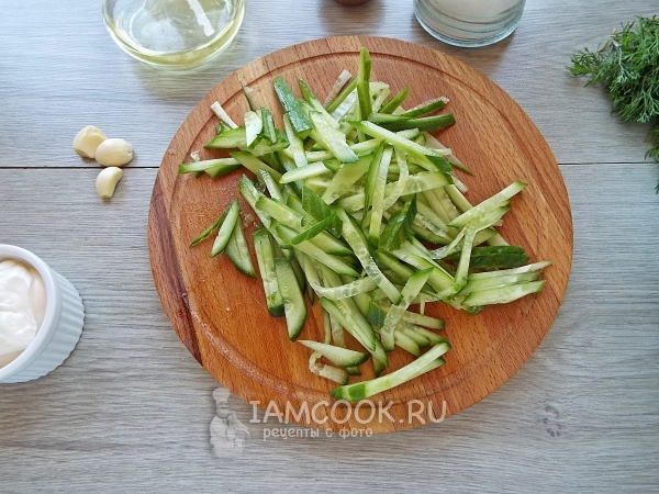 Порезать огурец