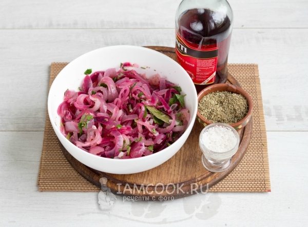 Добавить специи и уксус