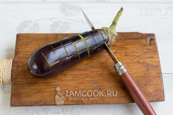 Сделать на баклажане надрезы