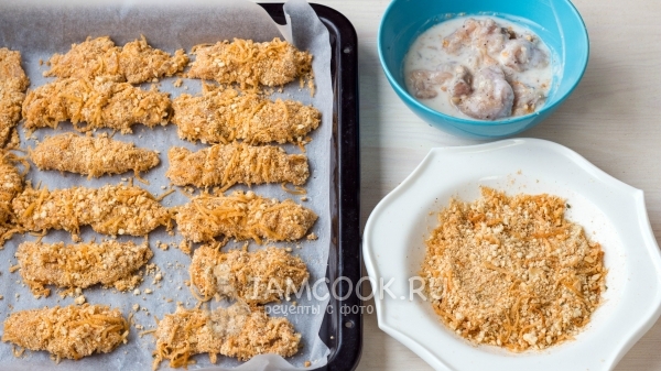 Мясо запанировать и положить на противень