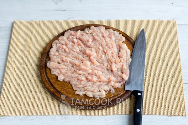 Порубить мясо ножом