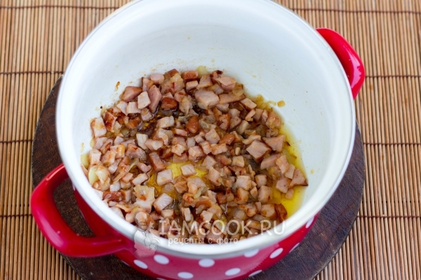 Обжарить лук с беконом