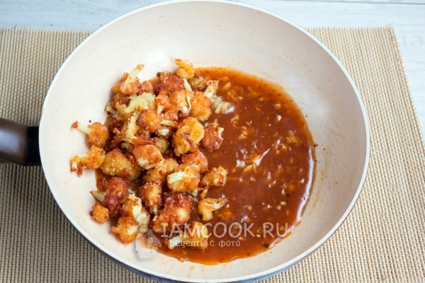 Положить капусту в кляре в соус