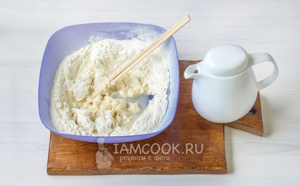 Влить в муку кипяток