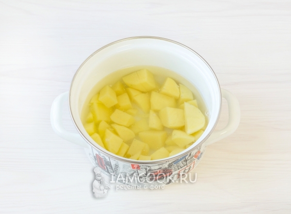 Положить картофель в воду