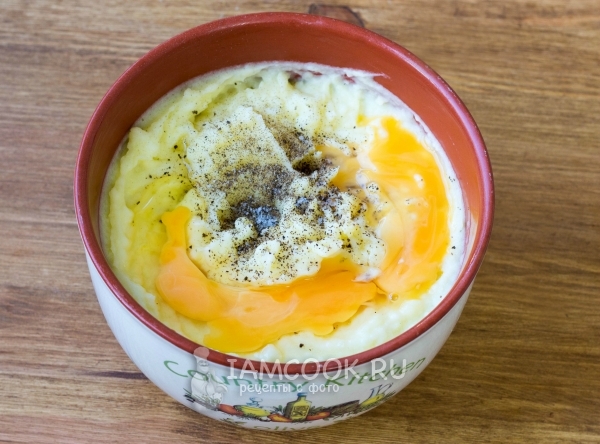 Добавить яйцо, перец и соль